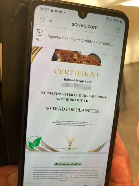 Bild på mobiltelefon som visar signerat dokument från bedrägerisamtal