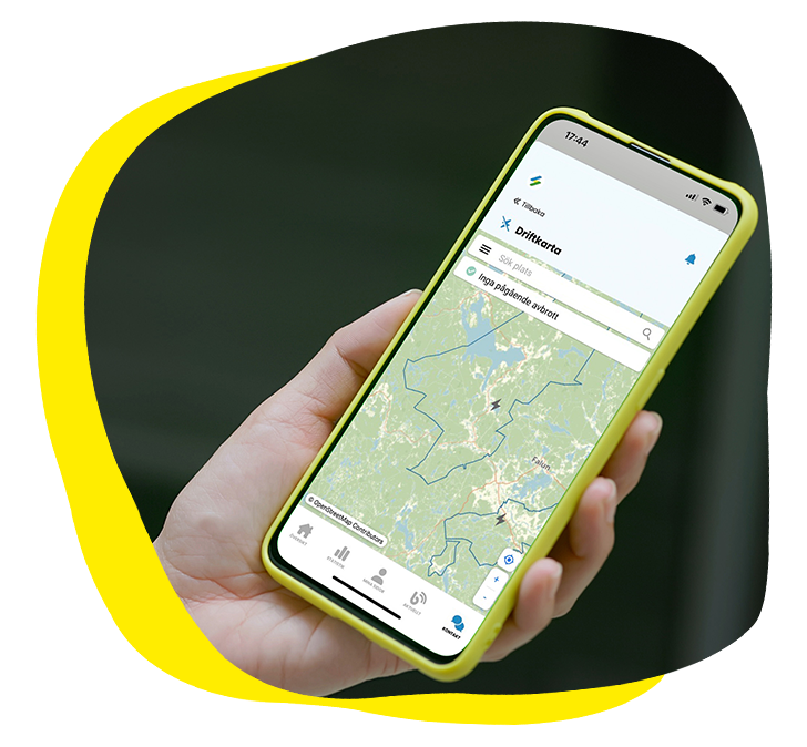 hand som håller i telefon med Dalakraft-appen som visar driftkartan